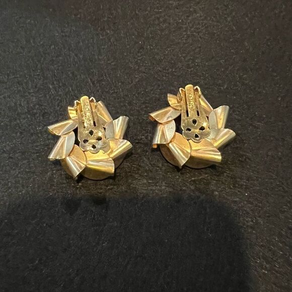 Beautiful Vintage Coro Green Gold Clip-On Earrings - Picture 4 of 4